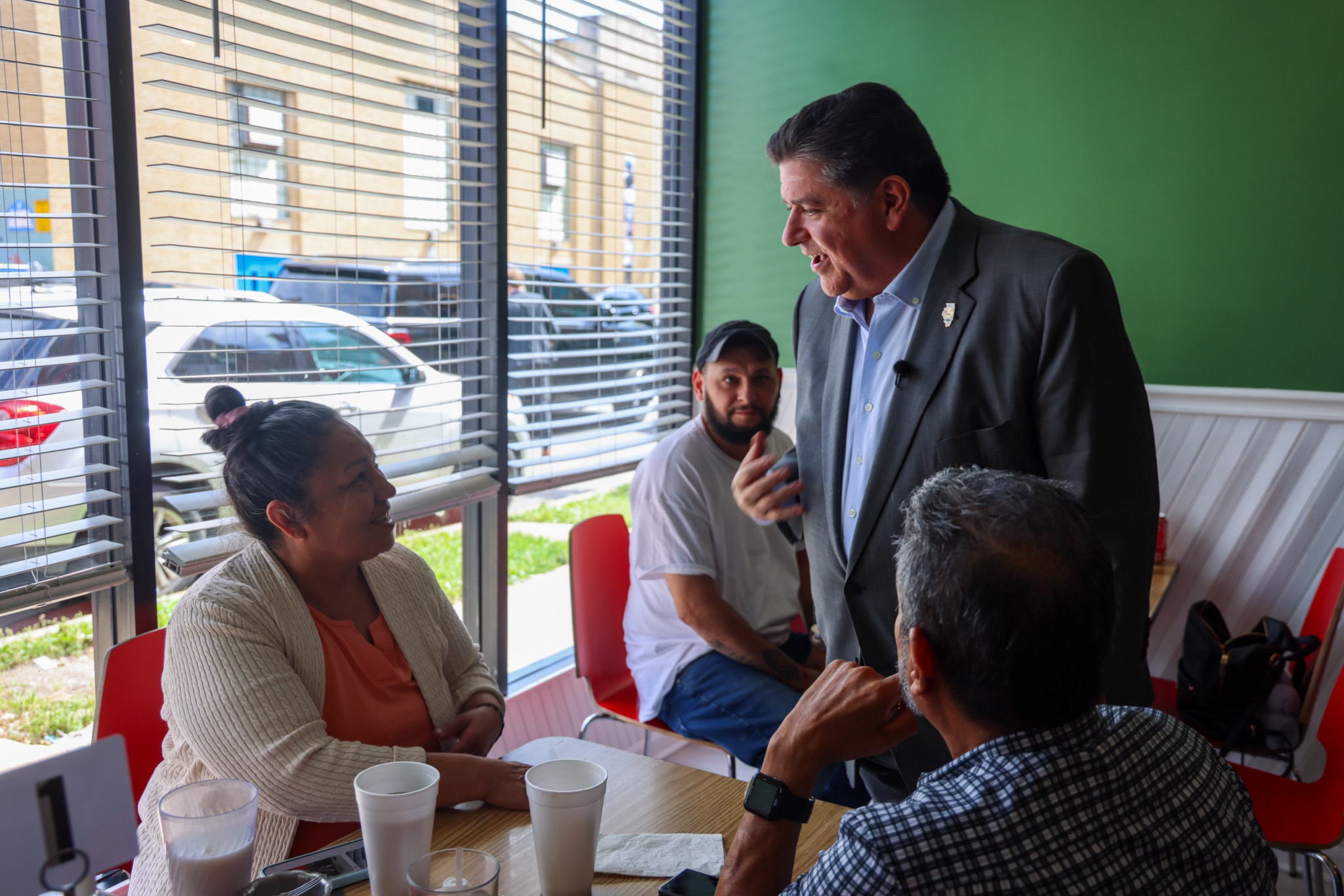 Gov. Pritzker meets with patrons of Los Candiles in Little Village. (Office of the Governor)
