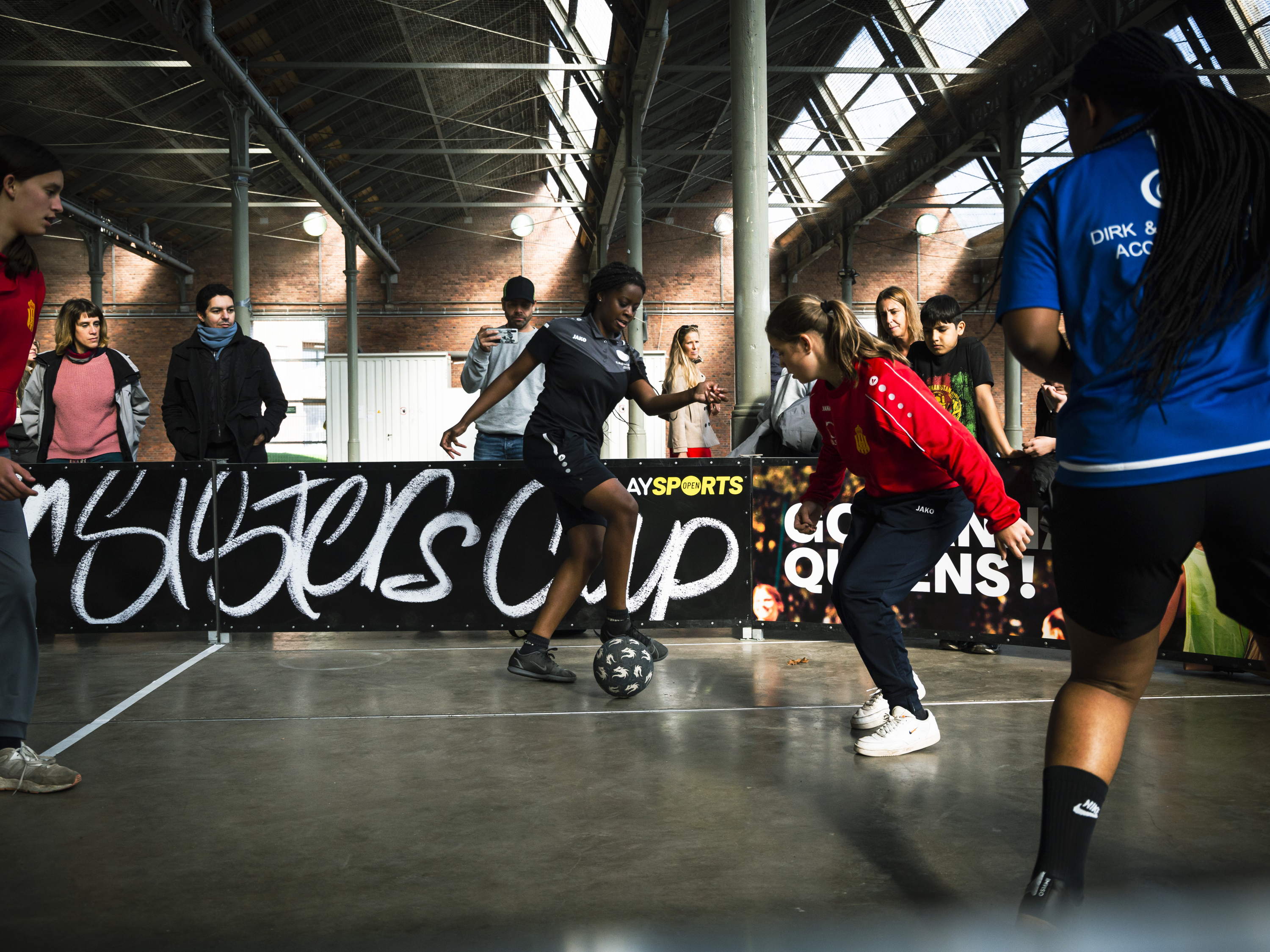 Allereerste straatvoetbaltoernooi voor meisjes in Park Spoor Noord