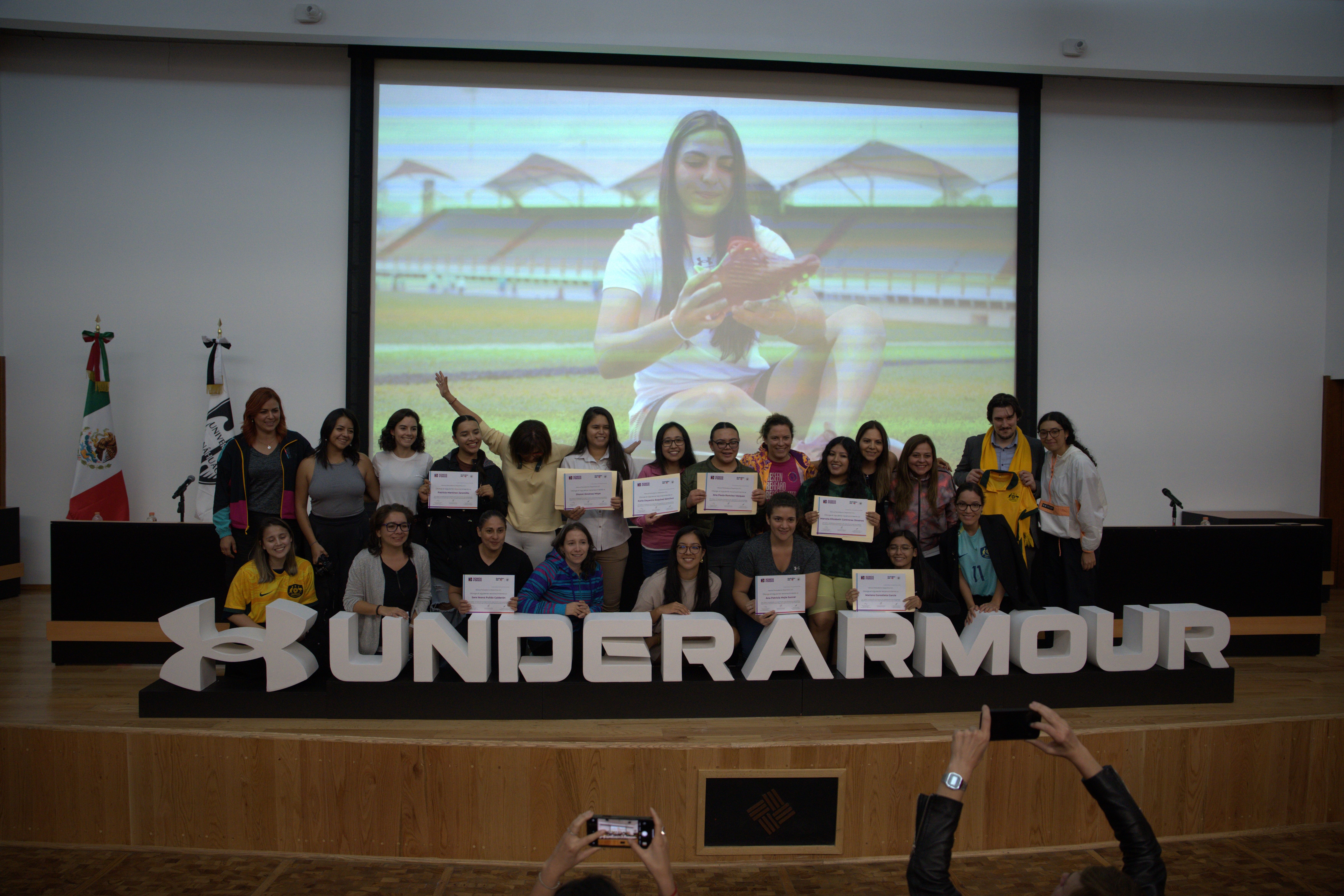 Las participantes del programa de periodismo inclusivo de Somos Versus recibieron sus certificados de participación durante el evento