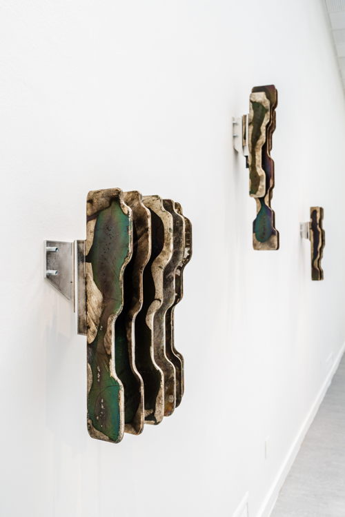 Bram Vanderbeke, Ridges 1, 2 en 3, 2025. Exhibition Colour. Seeing Beyond Pigment at Z33 House for Contemporary Art, Design & Architecture. Photo © Kobe Vanderzande Bram Vanderbeke, Ridges 1, 2 en 3, 2025. Exhibition Colour. Seeing Beyond Pigment at Z33 House for Contemporary Art, Design & Architecture. Photo © Kobe Vanderzande