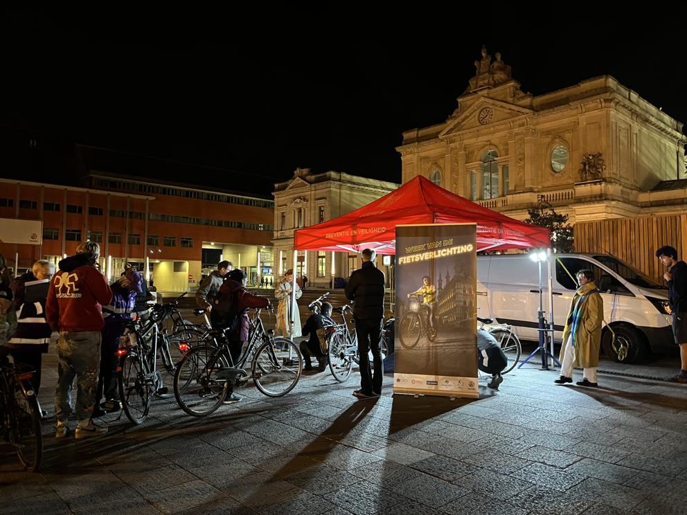 Licht op Leuven: Fietslichtjesactie verhoogt veiligheid op de weg
