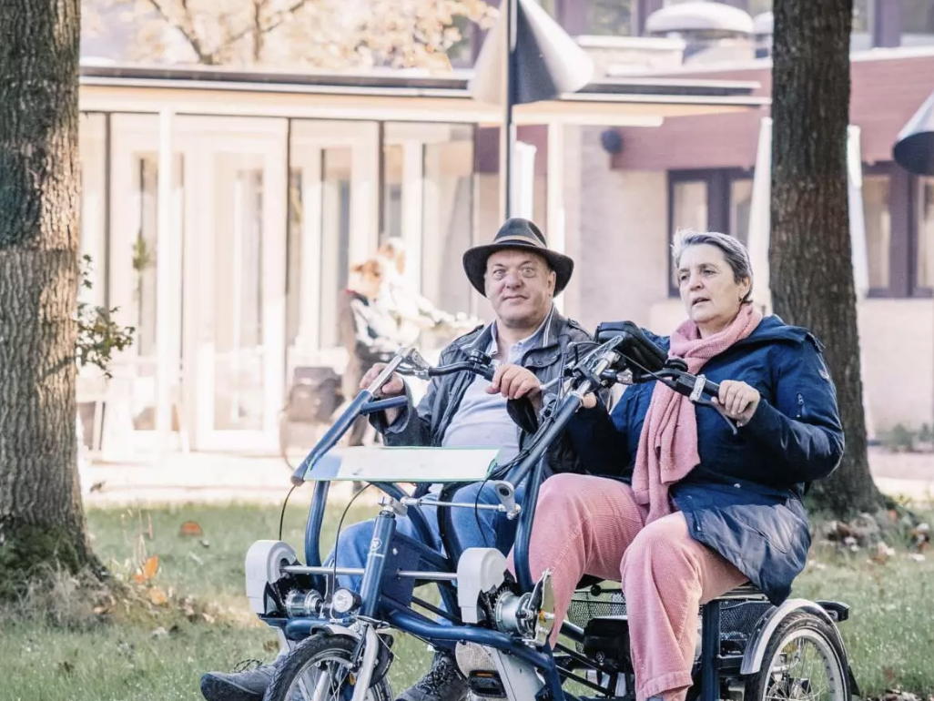 Mensen met beperking vinden voortaan overal in Vlaanderen aangepaste deelfiets op Gfietst.be