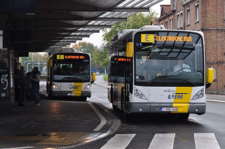2 inductief geladen, volledig elektrische bussen aan 't Zand in Brugge.