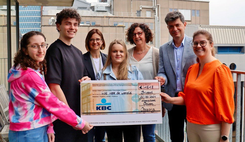Studenten en docenten Oogzorg overhandigen een cheque aan NGO Light for The World
