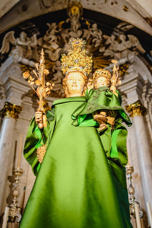 statue of the Madonna in Antwerp's Cathedral of Our Lady, dressed in a creation designed by couturier Edouard Vermeulen from Natan, (c) MoMu Antwerp, Photo: Matthias De Boeck