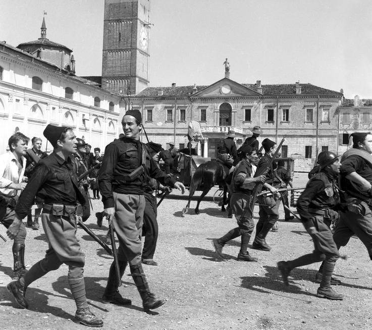 AKG4052316 Ugo Tognazzi et Vittorio Gassman dans le film "La marcia su Roma" (La Marche sur Rome) de Dino Risi, 1962 © Reporters Associati & Archivi / Mondadori Portfolio / akg-images