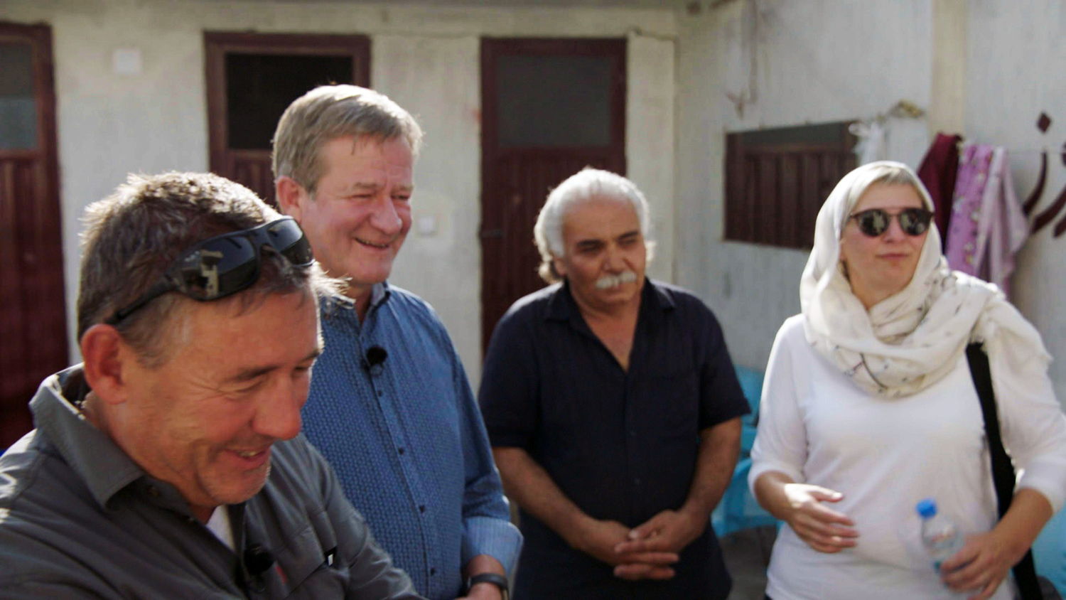 Wouter Torfs, Rudi Vranckx en Catérine Vandoorne in Kabul - (c) VRT / Warner Bros Belgium