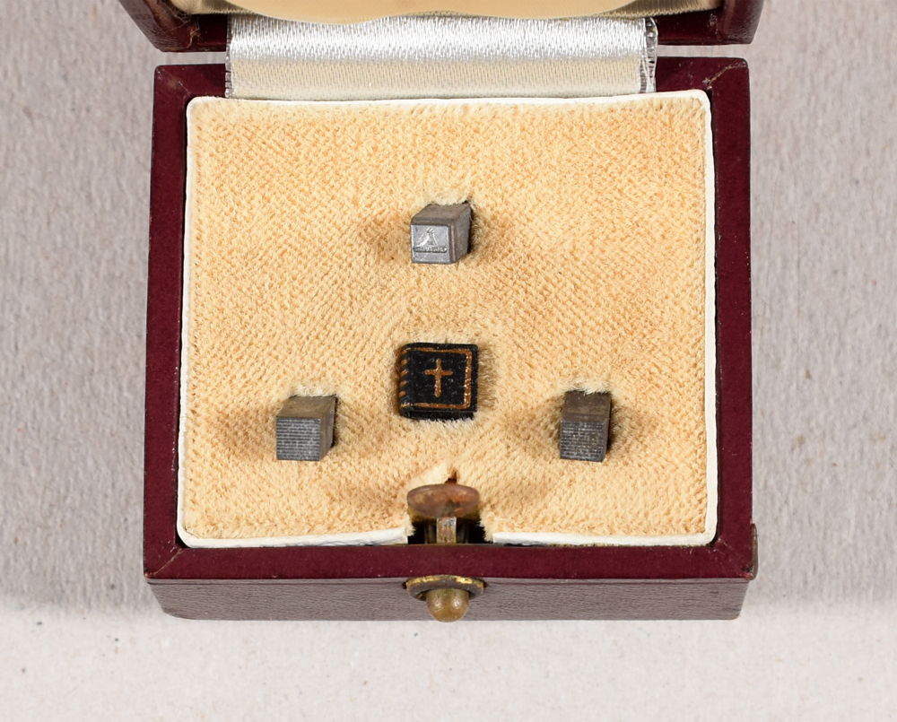 Het kleinste boekje ter wereld met de metalen letterstaafjes