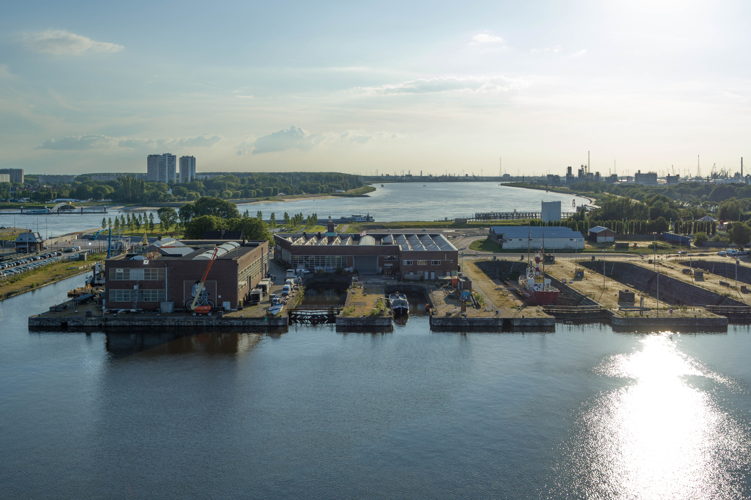 Luchtfoto huidige situatie: achteraanzicht op gebouwenclusters AWNO1, AWNO2 en een deel van de droogdokken ©Seppe Koop