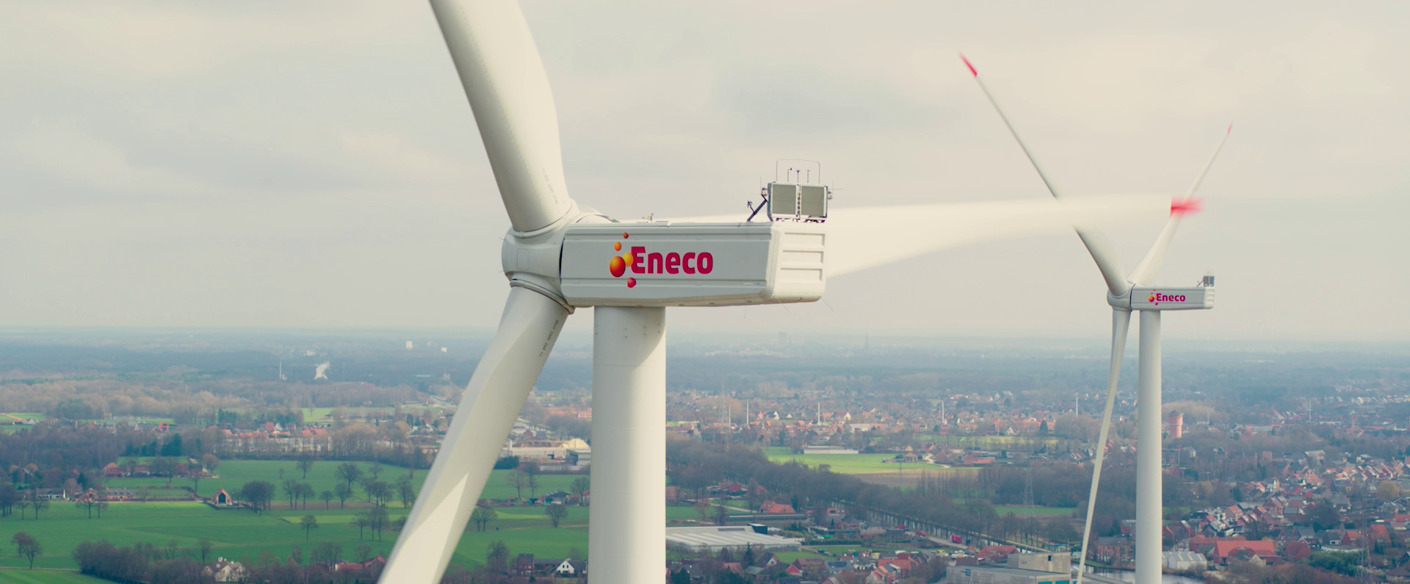Twee nieuwe windturbines verduurzamen het productieproces van bouwmaterialenproducent Wienerberger in Beerse