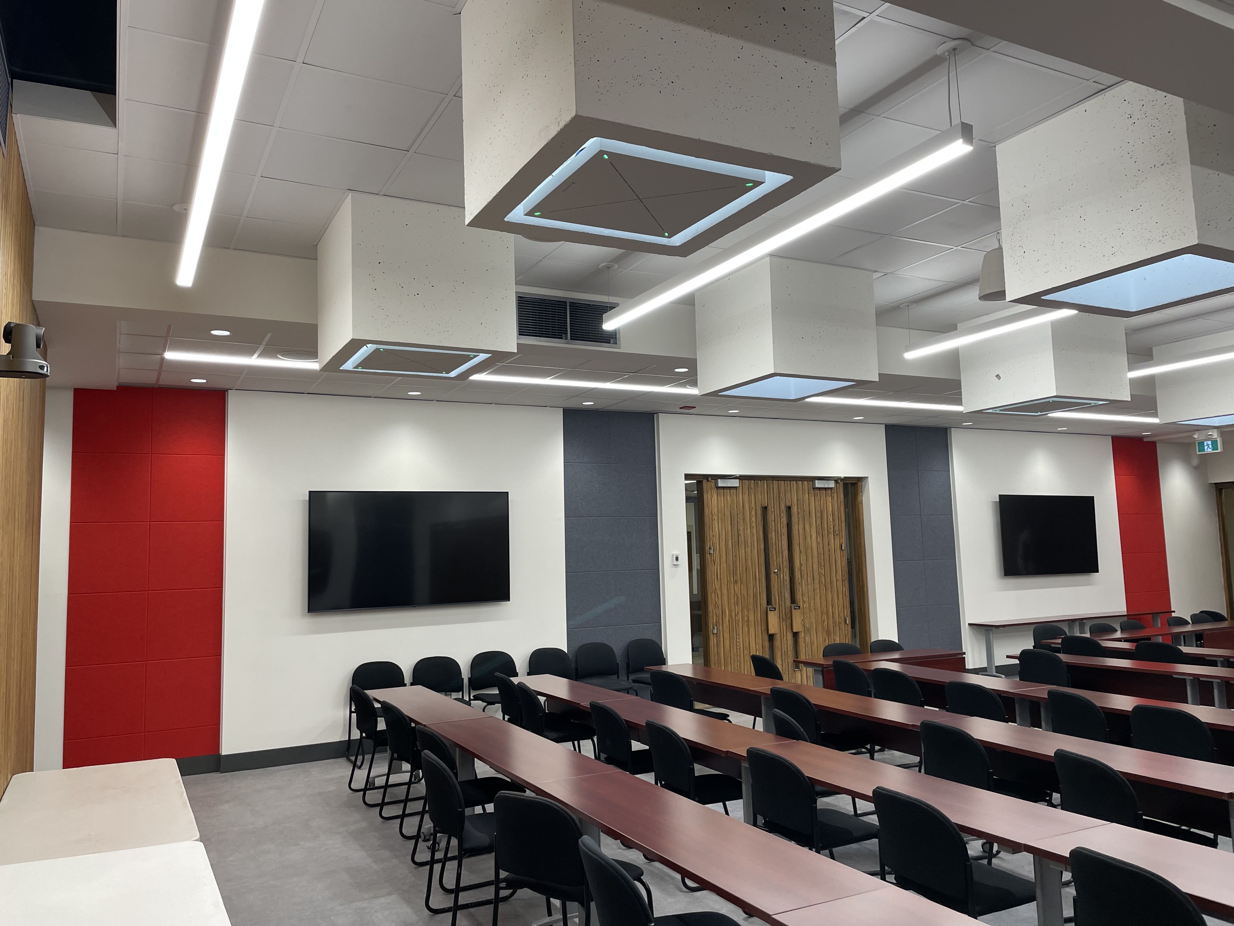 La salle du Sénat récemment rénovée à l'Université Carleton est équipée de six microphones Sennheiser TeamConnect Ceiling 2 répartis dans toute la pièce.