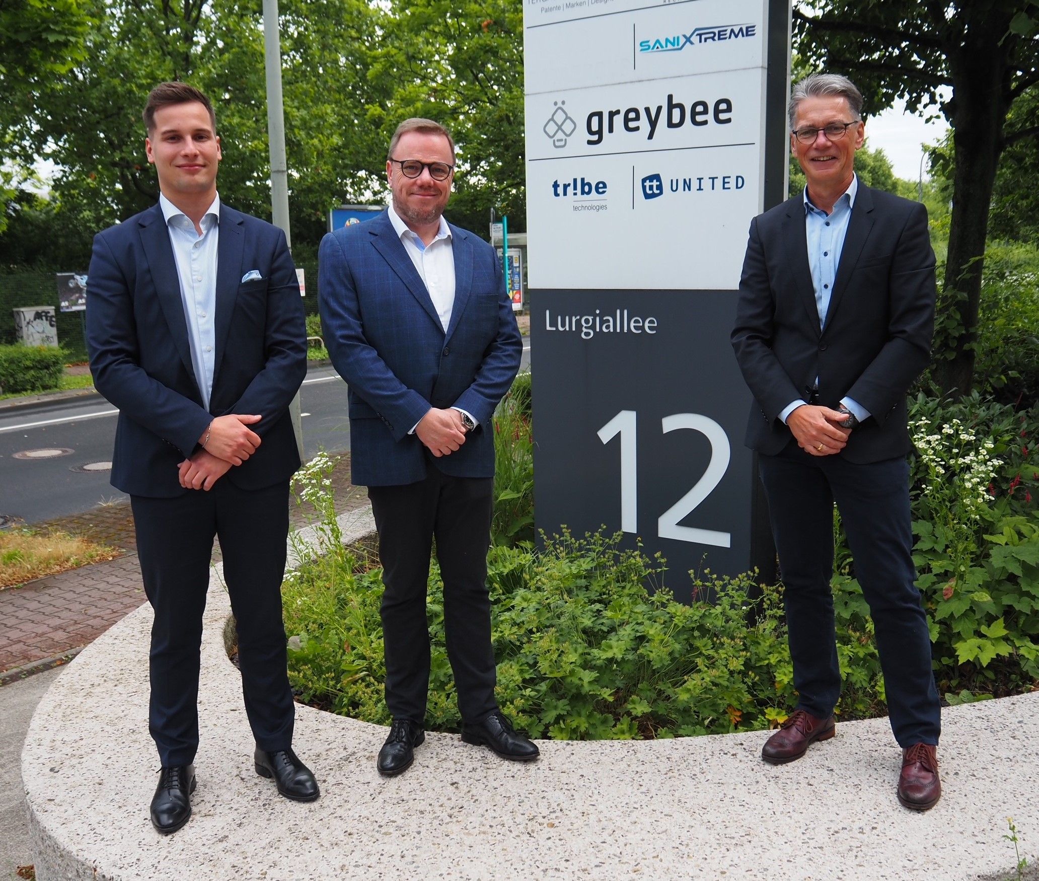 Martin Overgaard and Dirk Heinrich at Lurgiailee, confirming the location of JJ-Lurgi Frankfurt office.