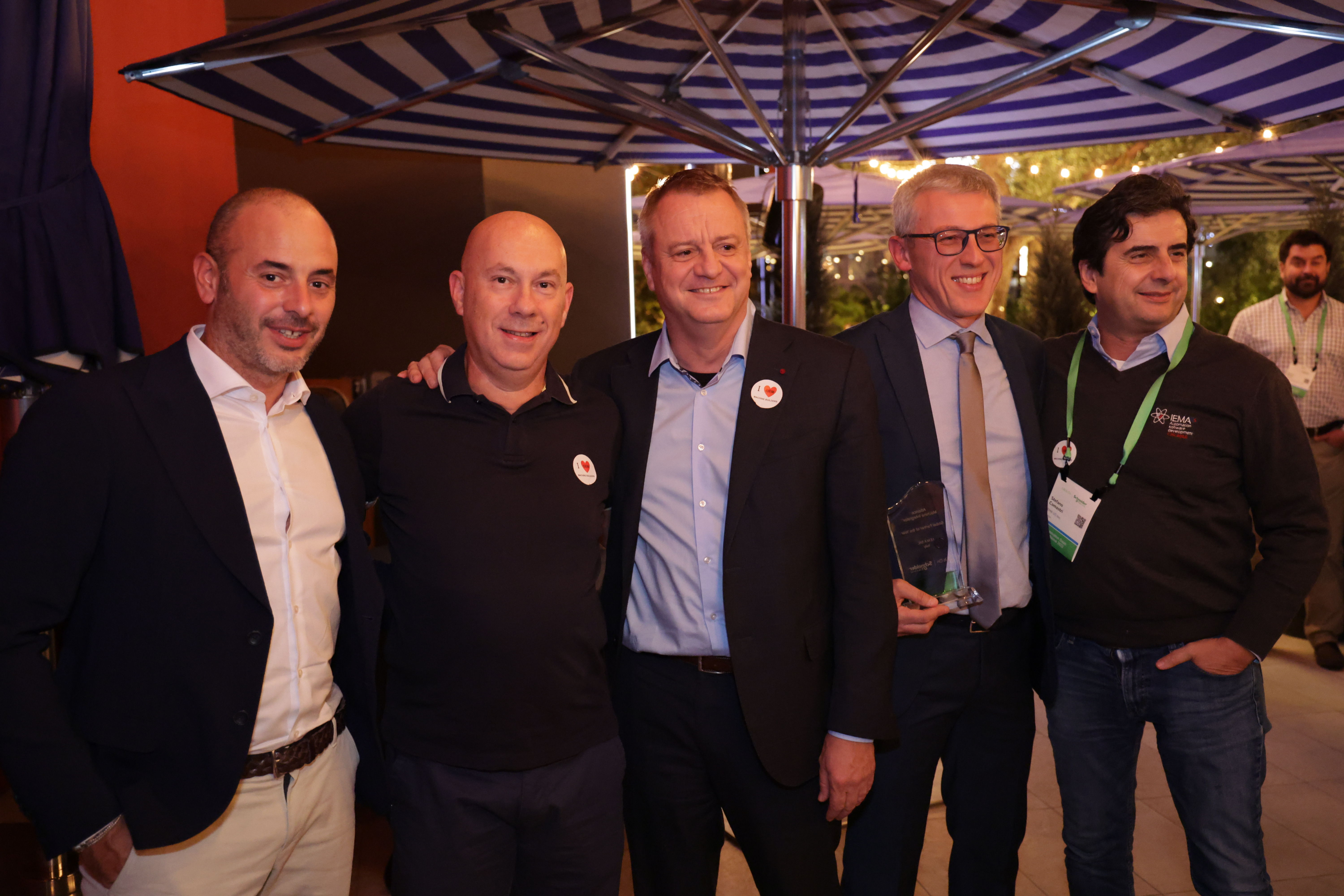 I.E.M.A SRL (Italie): Global Partner of the Year – Alliance Machine Integrator Category. IJohan Vanderplaetse (milieu), Senior Vice President, Industrial Automation, Commercial & Segments, Schneider Electric. Nino Guidetti (deuxième à partir de la gauche), Vice President OEM and Europe, Commercial, Industrial Automation, Schneider Electric. Award winner: le team de I.E.M.A SRL (Italie) – Alliance Machine Integrator I.E.M.A SRL (Italie): Global Partner of the Year – Alliance Machine Integrator Category. IJohan Vanderplaetse (milieu), Senior Vice President, Industrial Automation, Commercial & Segments, Schneider Electric. Nino Guidetti (deuxième à partir de la gauche), Vice President OEM and Europe, Commercial, Industrial Automation, Schneider Electric. Award winner: le team de I.E.M.A SRL (Italie) – Alliance Machine Integrator 