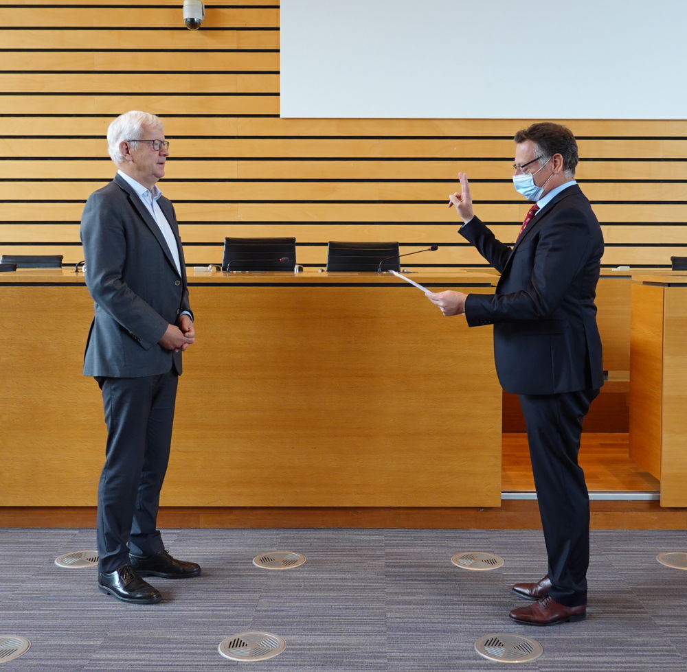 Marc Charlier legt de eed af als burgemeester in handen van gouverneur Lodewijk De Witte