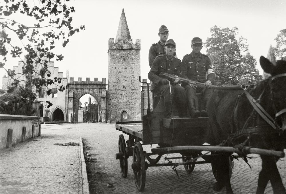 Soldiers leaving destroyed Zerbst, 1945 AKG210816 © akg-images / Tony Vaccaro Soldiers leaving destroyed Zerbst, 1945 AKG210816 © akg-images / Tony Vaccaro