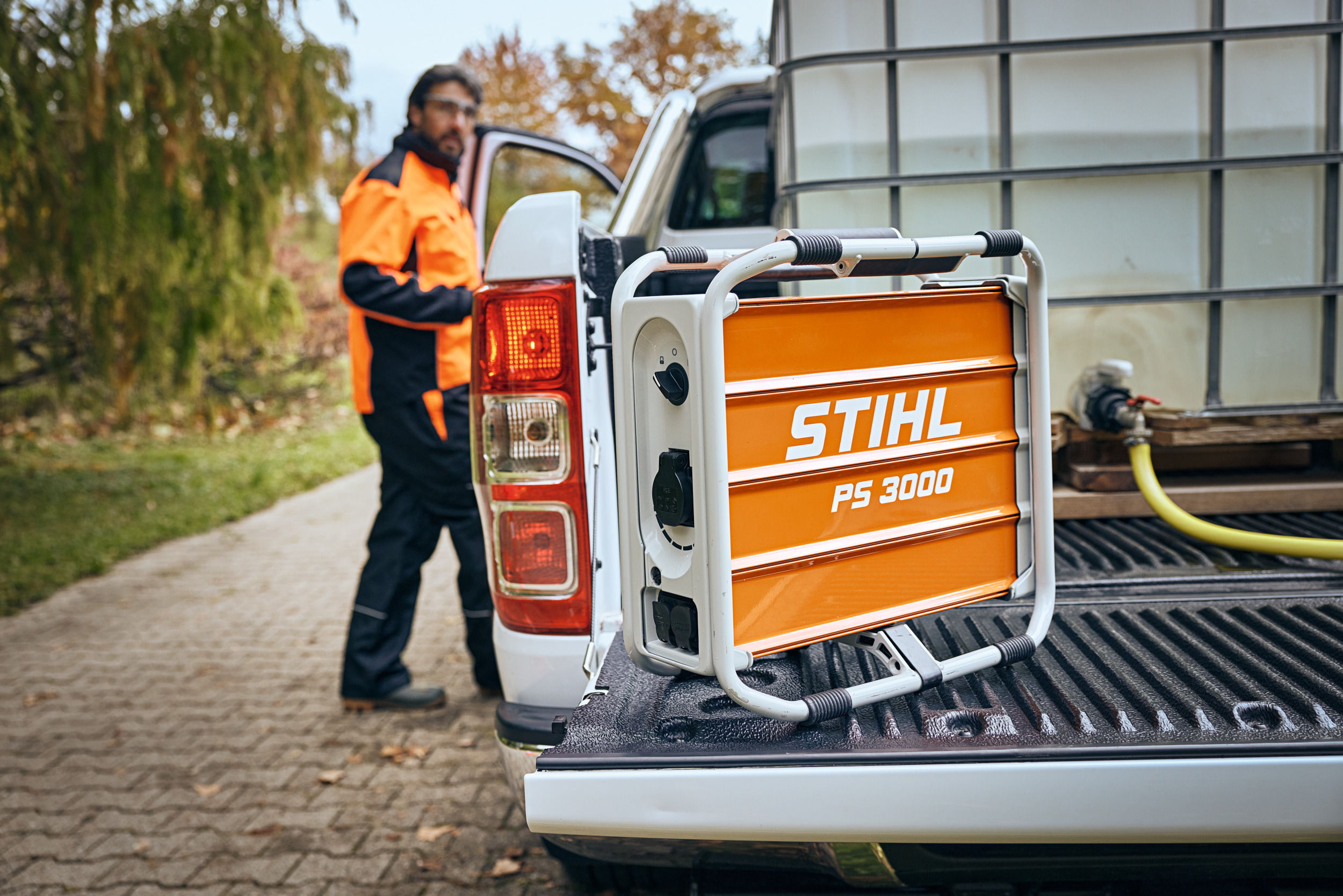 Grâce à la station électrique portable STIHL PS 3000, les professionnels du jardinage et de l’aménagement des espaces paysagers, mais aussi les ouvriers communaux et le personnel de maintenance et d’entretien peuvent recharger leurs machines partout et à tout moment, sans avoir besoin d’un accès à une prise de courant.