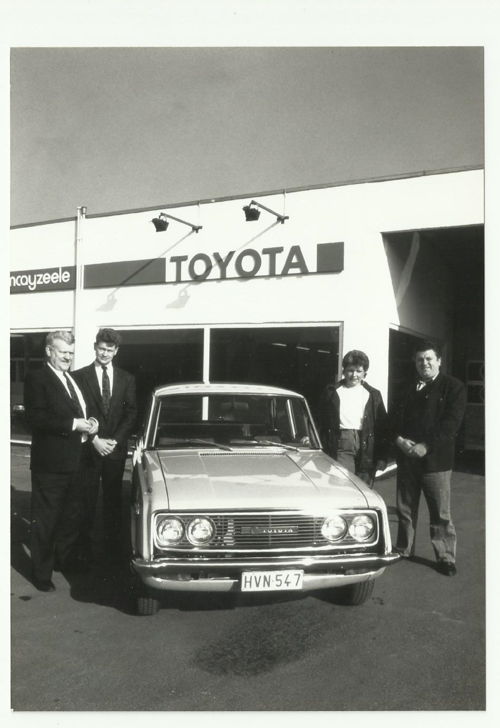 Le premier client belge reçoit sa Toyota Corona (1966)