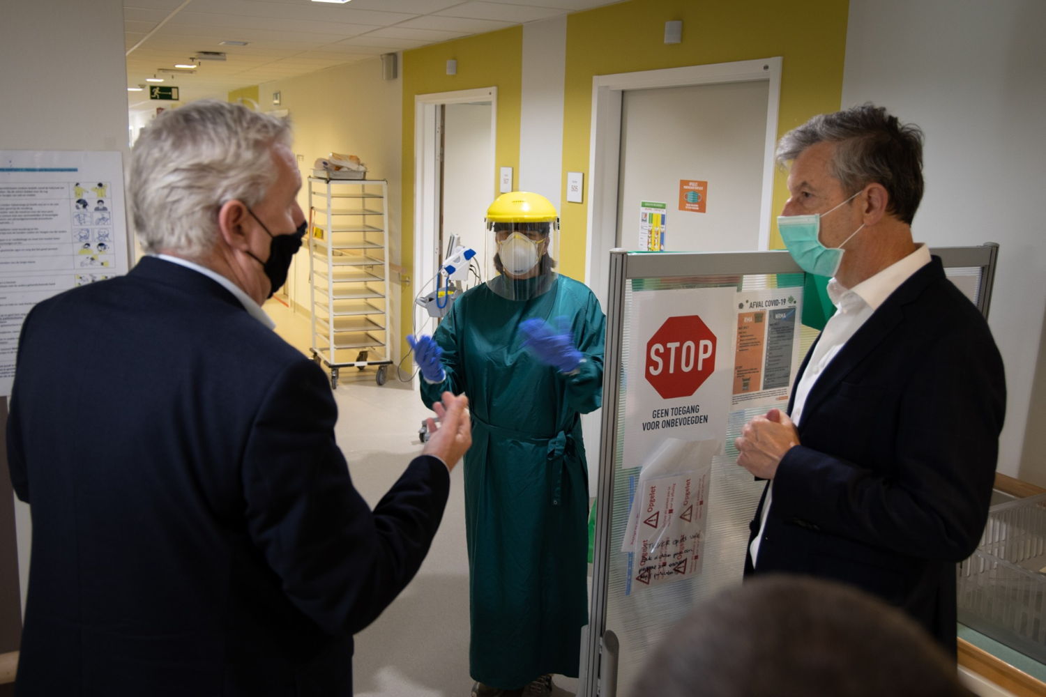 Provinciegouverneur Jan Spooren bezoekt Dr. Struyven, directeur van het ziekenhuis in Tienen.
