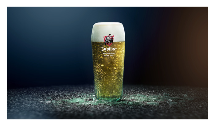 Jupiler glas gemaakt uit gebroken autoruit waarschuwt voor rijden onder invloed van alcohol