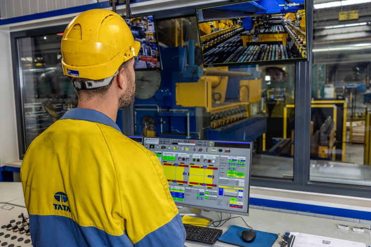Tata Steel: controleruimte van de decoilinglijn