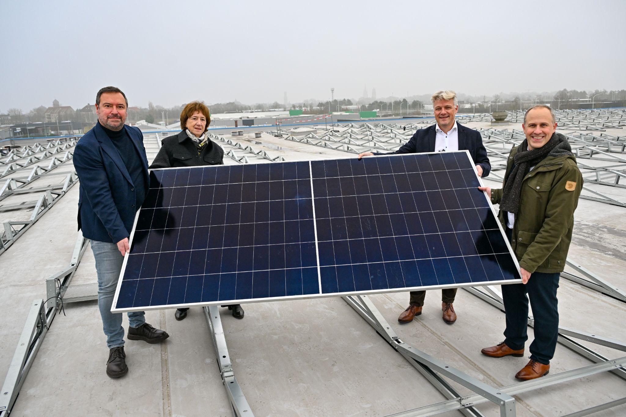 De gauche à droite : Pablo Annys, échevin de l'énergie de la ville de Bruges ; Greet de Gueldre, vice-président d'Ecopower ; Peter Grugeon, CEO de Milcobel et Frédéric Haghebaert, directeur général de Beauvent.