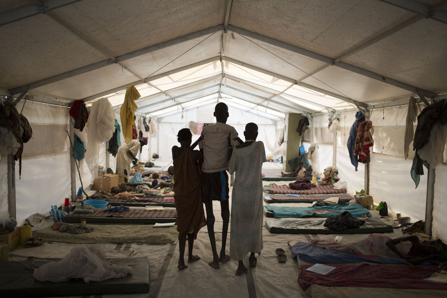 © Karel Prinsloo
Deux membres de sa famille emportent Ruai Puot Malow, 56 ans, à l’hôpital de Médecins Sans Frontières à Lankien, au Sud-Soudan. La violence qui ne cesse de continuer dans ce pays affecte les soins de santé. En conséquence, des maladies telles que le kala-azar, dont souffre Ruai Puot Malow, ont encore fait plus de victimes. 