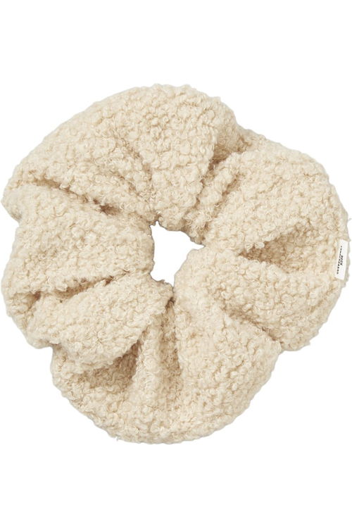 Juttu_FW23_Becksöndergaard_Acc BEC Teddy Scrunchie_JUTTU_€11 Juttu_FW23_Becksöndergaard_Acc BEC Teddy Scrunchie_JUTTU_€11
