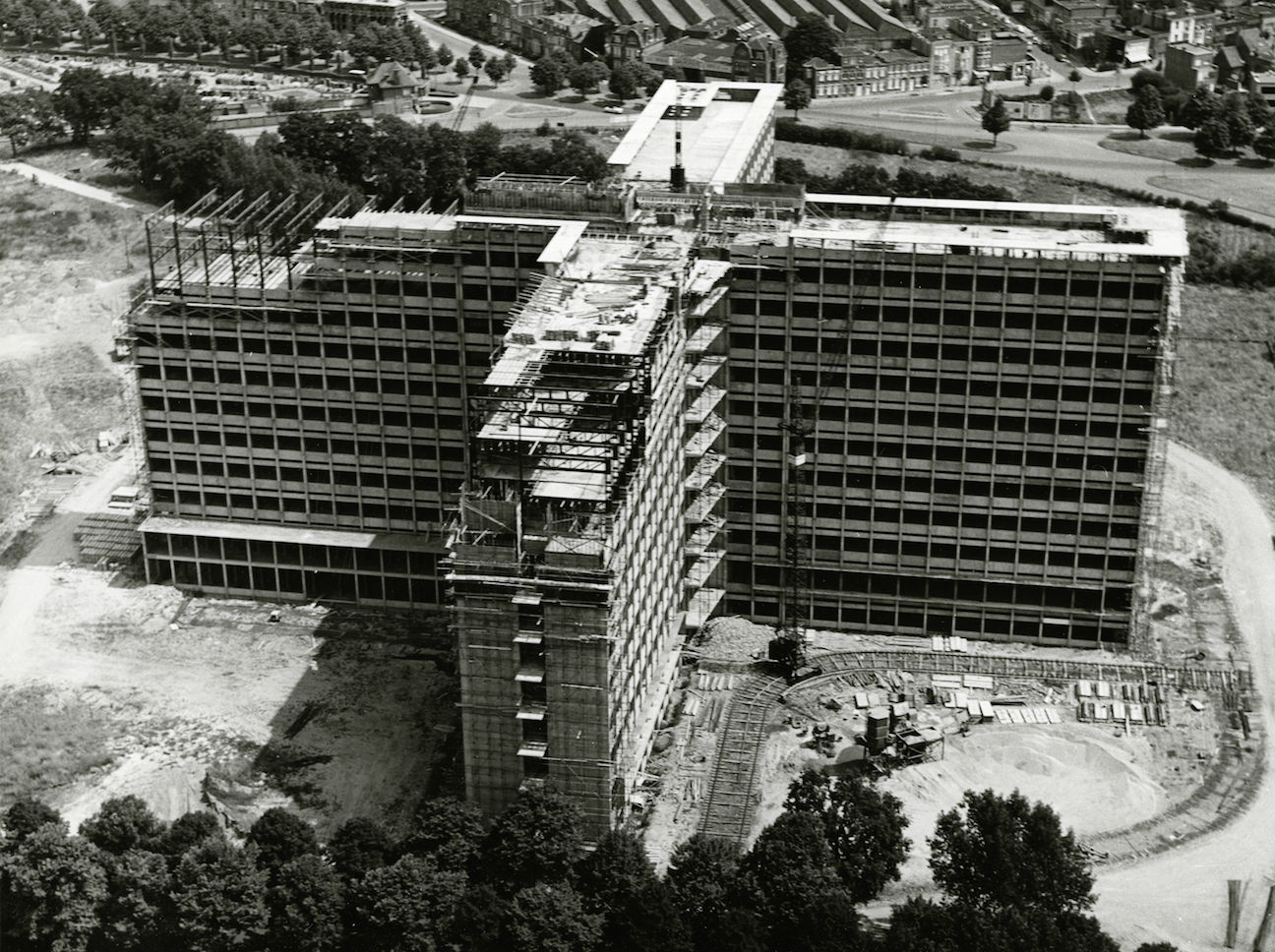 Foto bouw Middelheimziekenhuis (© Vlaams Architectuurinstituut – collectie Vlaamse Gemeenschap, archief)