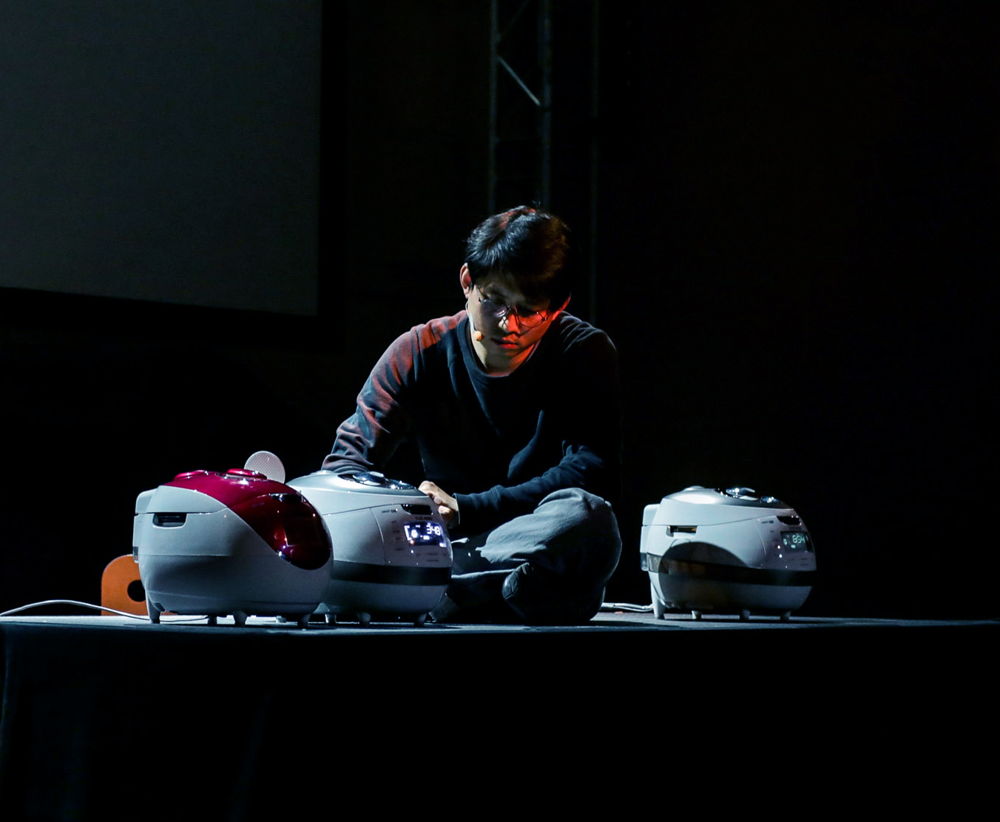 Fr. 23 & Sa. 24 - theatre: February
Jaha Koo (KR/NL) - Cuckoo
© Eunkyung Jeong / Wolf Severi Fr. 23 & Sa. 24 - theatre: February
Jaha Koo (KR/NL) - Cuckoo
© Eunkyung Jeong / Wolf Severi