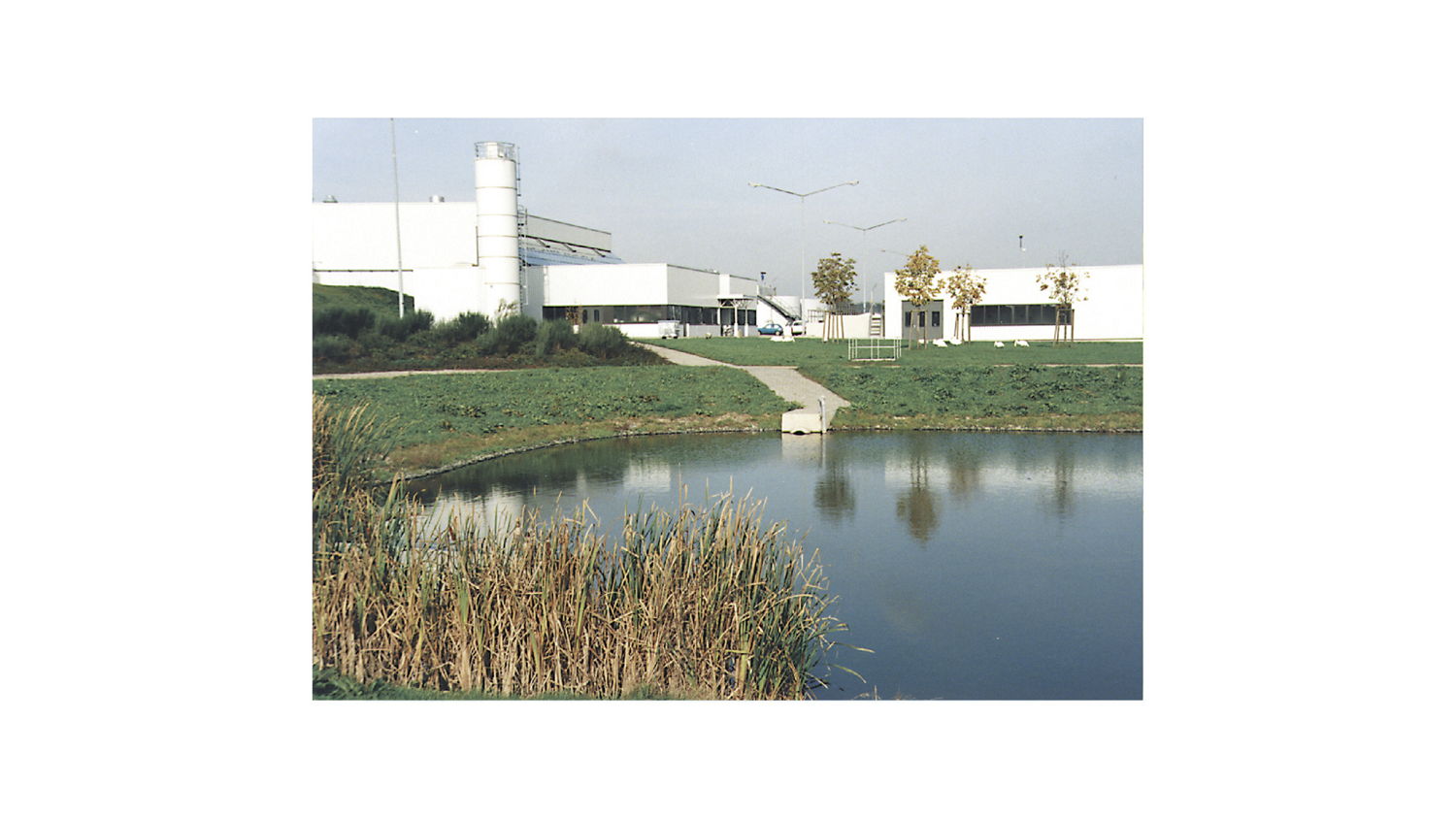 Octubre de 1995: La fábrica busca voluntariamente obtener su certificación ecológica de acuerdo con el estándar de la UE. En 1996 se otorgó el Certificado Ambiental Europeo.