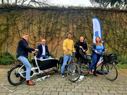 Vlnr: Dries Janssen (directeur Velo), David Dessers (schepen stad Leuven), Sam Delespaul (onderzoeker Mobiel 21), Ben Verbruggen (buurtwerker Mannenstraat), Elisabeth De Roover (coördinator bedrijfs- en verkoopfietsen Velo).