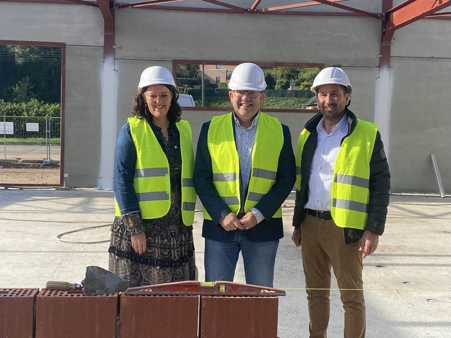 Eerste steenlegging met Halens schepen van Economie Heidi Wuestenbergs, burgemeester Erik Van Roelen en McDonald's franchisenemer David Cleynhens