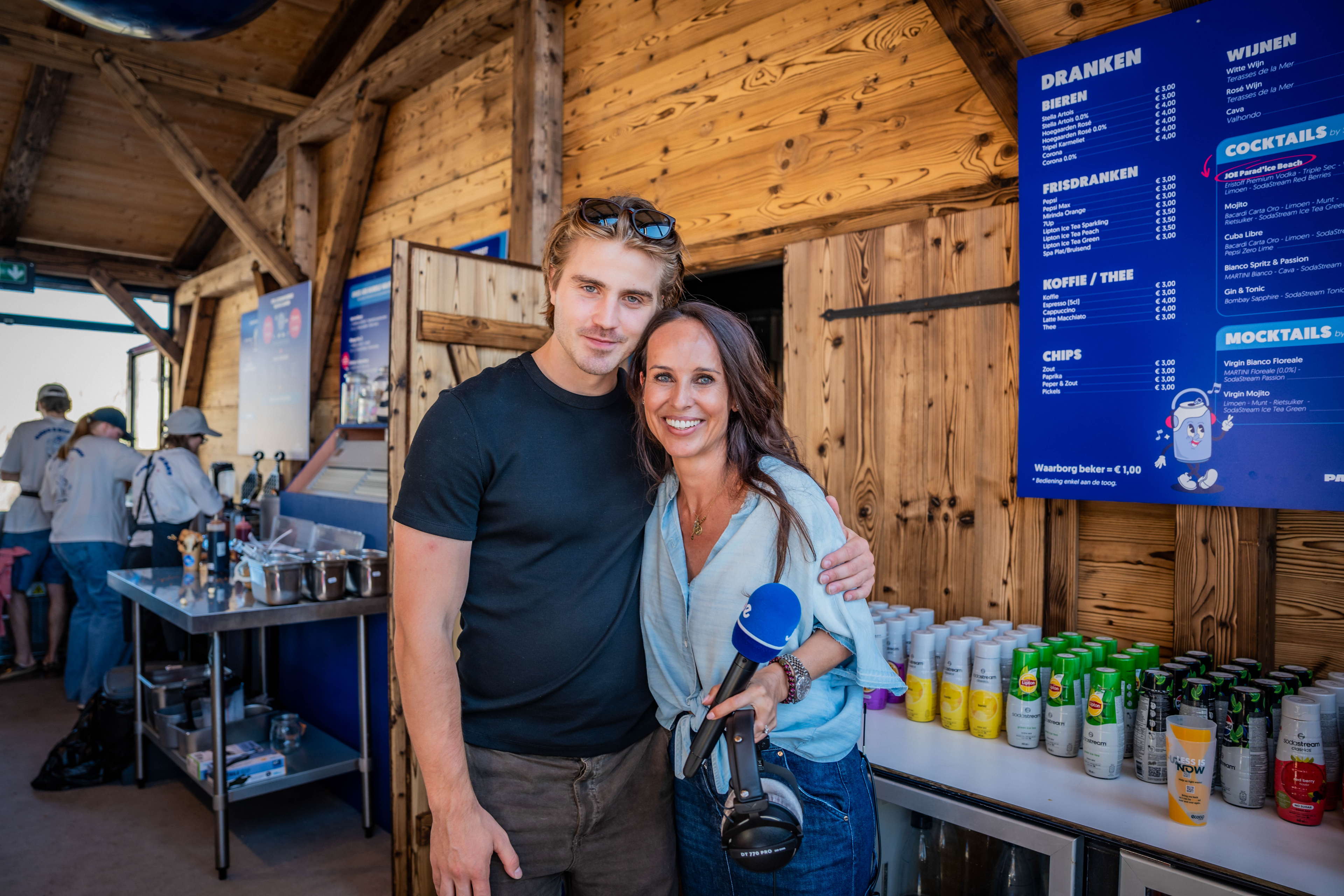 MAKSIM trapt JOE Parad’ice Beach af, het grootste ijssalon op het strand 