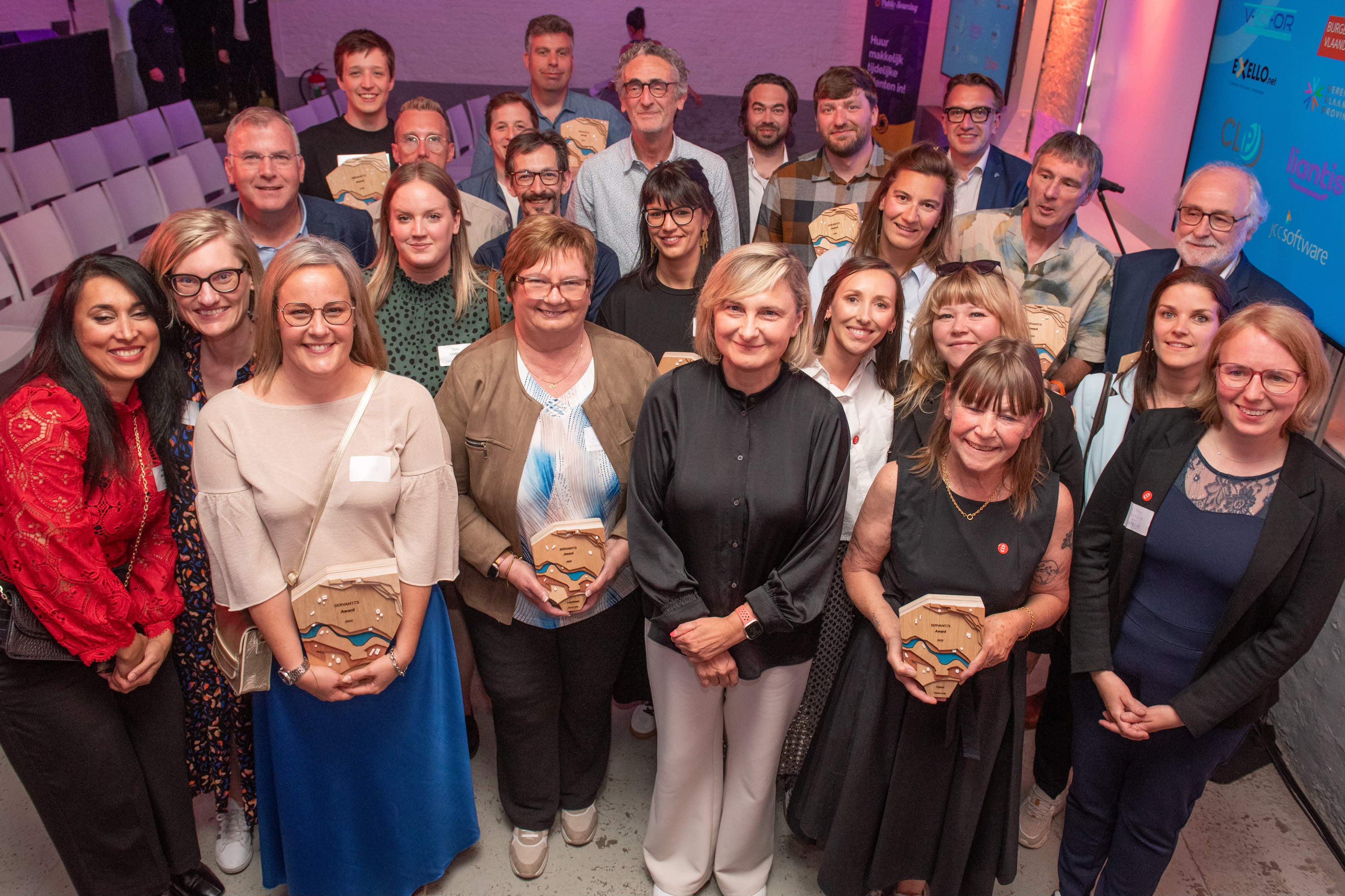 Servantes Awards 2025 zetten lokale ambtenaren in de bloemetjes: laureaten uit Zoutleeuw, Lier, Oostkamp en andere gemeenten krijgen award in aanwezigheid van minister Crevits