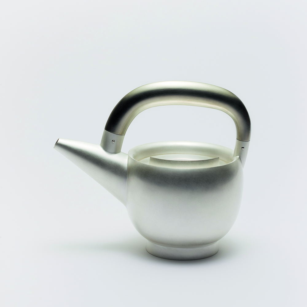 Yong-Il Jeon, Theepot met handvat in nikkel, 2024 - 2de prijs hoofdcompetitie = Robbe & Berking prijs Foto Yong-Il Jeon Yong-Il Jeon, Theepot met handvat in nikkel, 2024 - 2de prijs hoofdcompetitie = Robbe & Berking prijs Foto Yong-Il Jeon