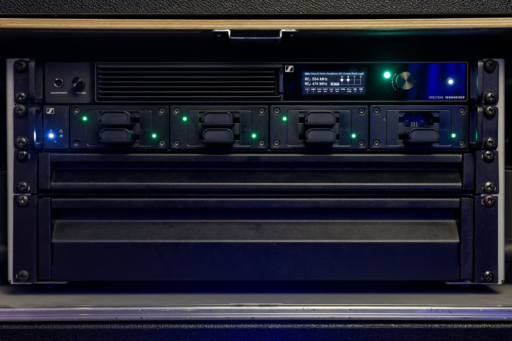 The Spectera Base Station, an L 6000 charging station and two drawers for the SEKs and accessories – the Spectera wideband system takes up hardly any space
(Photo courtesy of Salut Salon and the Konzerthaus Dortmund) The Spectera Base Station, an L 6000 charging station and two drawers for the SEKs and accessories – the Spectera wideband system takes up hardly any space
(Photo courtesy of Salut Salon and the Konzerthaus Dortmund)