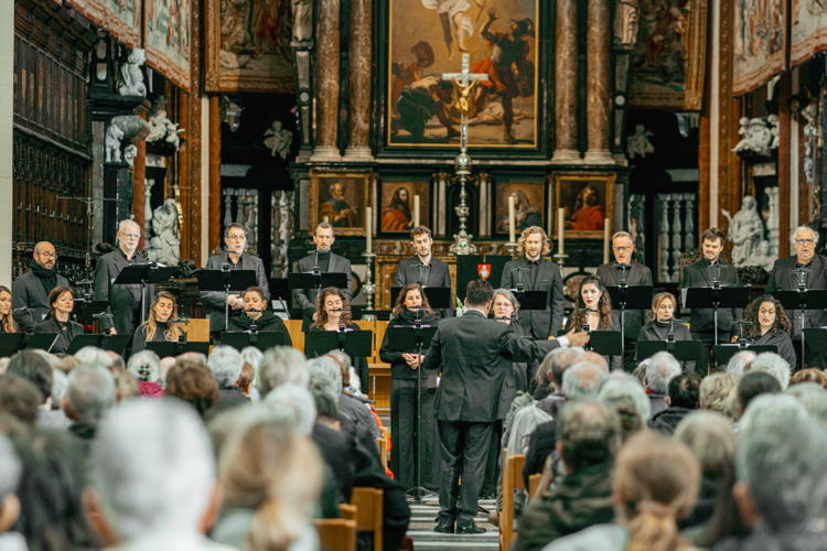 Iedereen klassiek 2023: het Vlaams Radiokoor in de Sint-Salvatorskathedraal – © VRT/Geert Van Hoeymissen