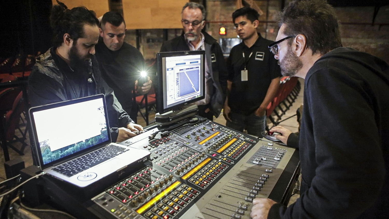 El ingeniero FOH, Ross Vannelli supervisa los detalles previos al concierto de Gino Vannelli