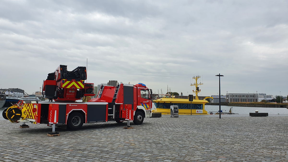 (Hafen Antwerpen) Während einer Live-Demonstration wurden über das 5G-Netz Videobilder von Einsatzfahrzeugen der Polizei und Feuerwehr sowie einem Peilboot des Hafens Antwerpen gezeigt. 