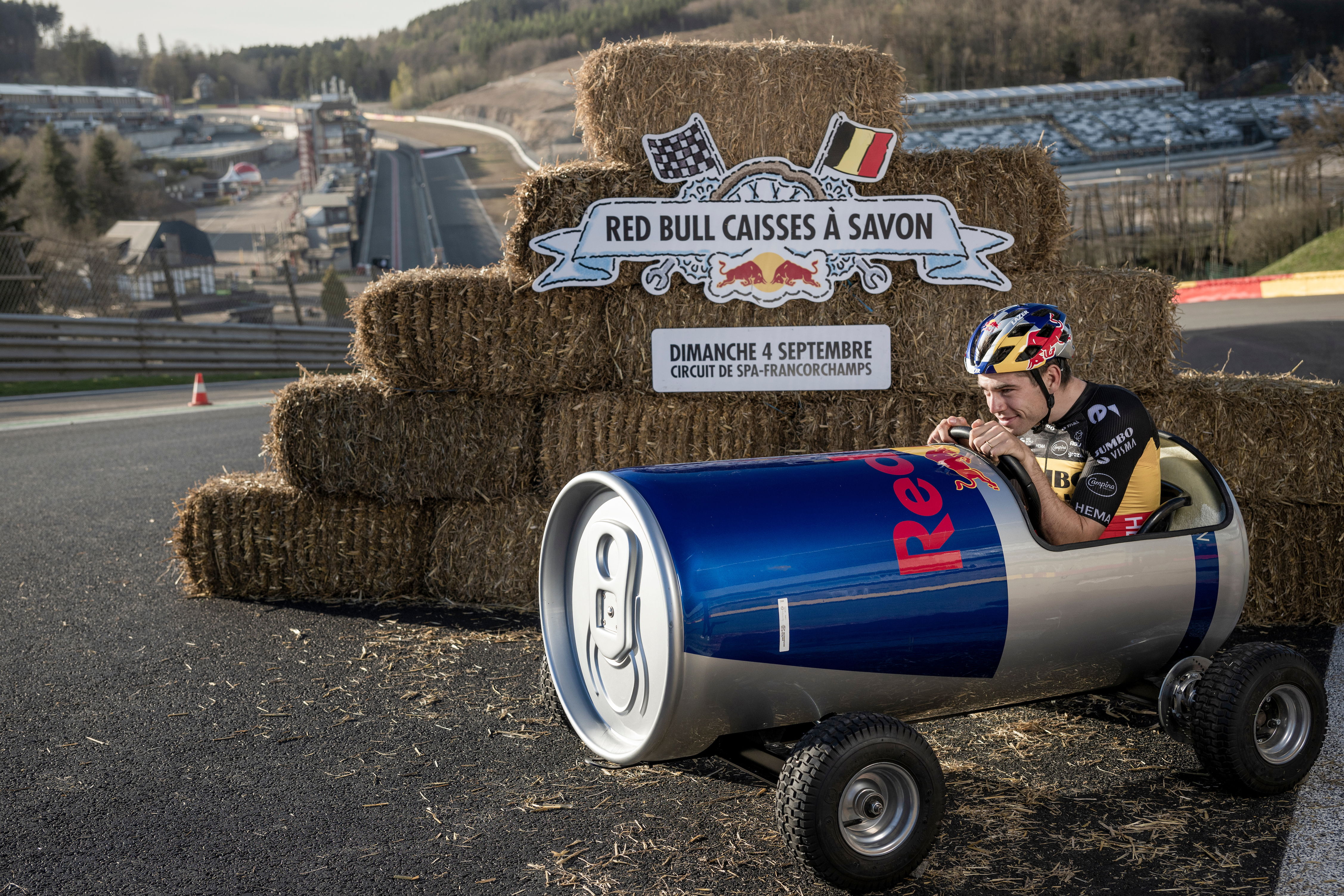 Après la montée, Wout van Aert lui-même a descendu le Raidillon dans la caisse à savon Red Bull.