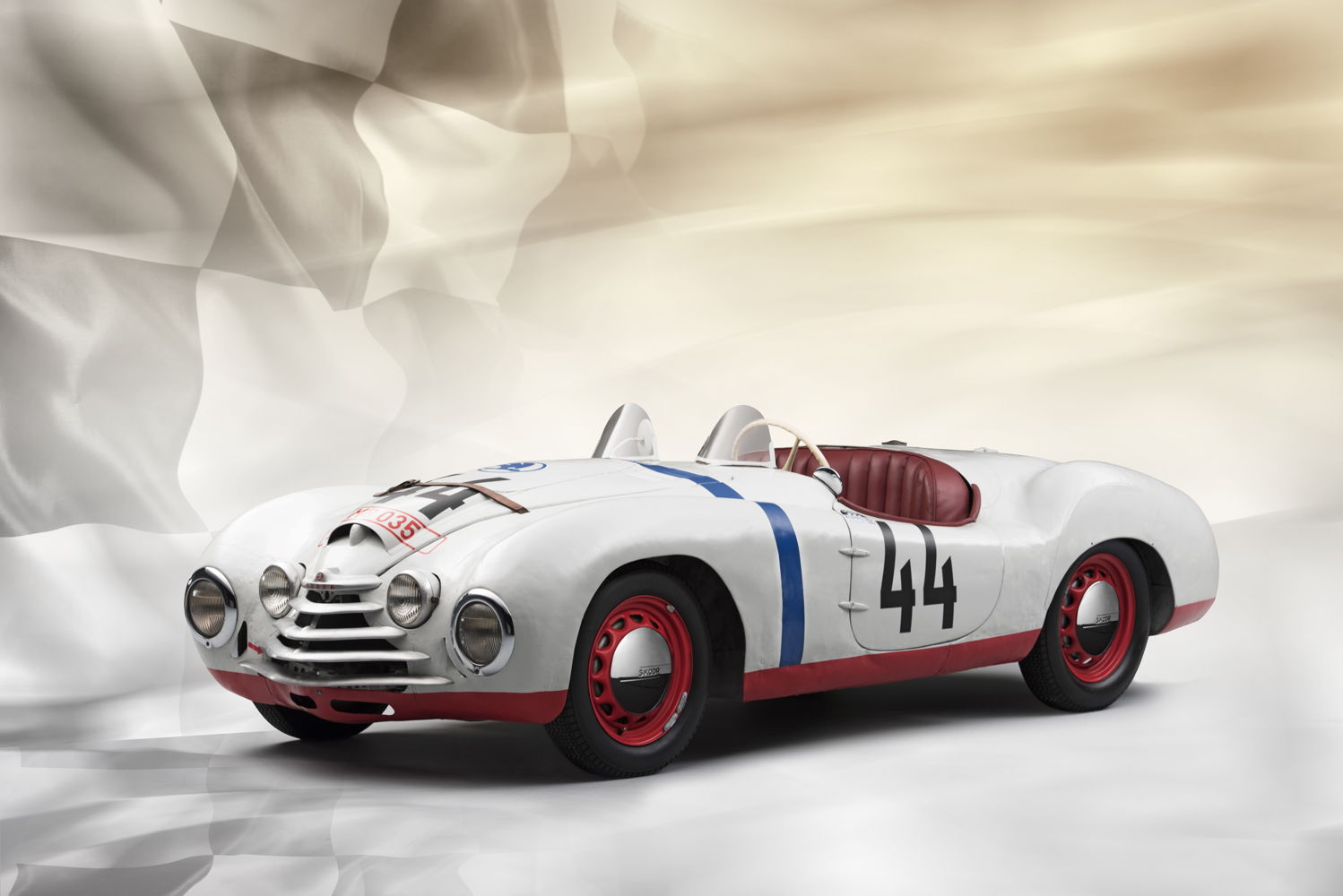 At the 18th run of the 24 hours of Le Mans
(24 – 25 June 1950), the ŠKODA Sport factory team
Václav Bobek and Jaroslav Netušil, briefly held second
place in the cubic capacity class up to 1,100cc. In the
special performance efficiency classification, the duo
took fifth place out of a total of 60 cars that started.