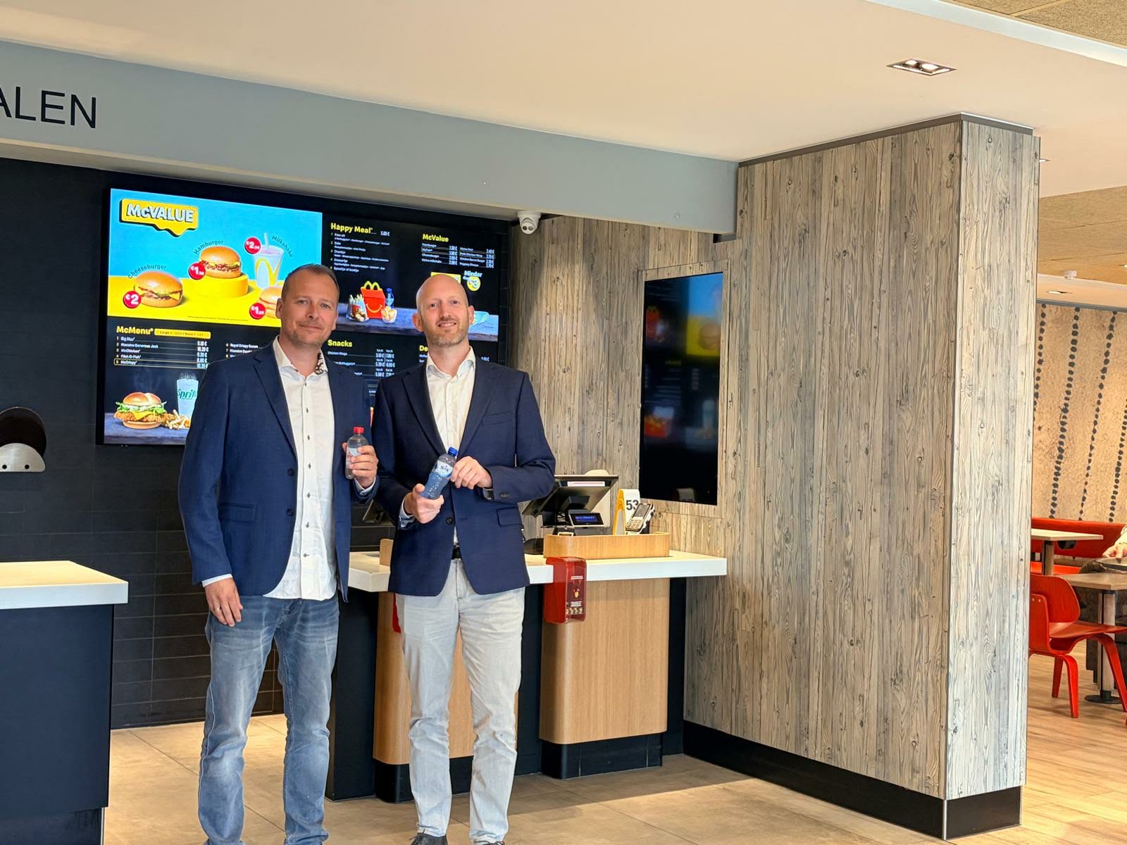 Filip Van Hoyweghen, Sales Director Belux bij Spadel en Laurens Knol, Director Supply Chain McDonald’s België en Nederland
