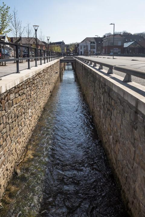 Door het hoge percentage verharde oppervlakte en de toenemende hevige buien is Vlaanderen extra kwetsbaar voor overstromingen. Ruimte geven aan water is daarom een belangrijke uitdaging voor de toekomst. In een hemelwaterplan op maat van de gemeente werden maatregelen opgenomen om toekomstige volumes regenwater te laten infiltreren, bufferen of vertraagd af te voeren. Een gebiedsingenieur van Aquafin neemt je mee en onderweg ontdek je welke maatregelen Overijse treft om wateroverlast in de toekomst te vermijden. Je komt langs enkele uitgevoerde en geplande werken opgenomen in het hemelwaterplan van deze gemeente. Je zal merken dat deze maatregelen perfect in het openbaar domein geïntegreerd worden en bovendien een meerwaarde bieden voor de omgeving.