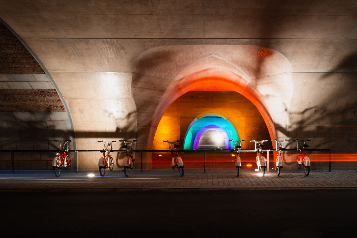 Om de veiligheid te garanderen blijft de verlichting van onderdoorgangen van bruggen aan - hier op de Draakplaats ©LUCID