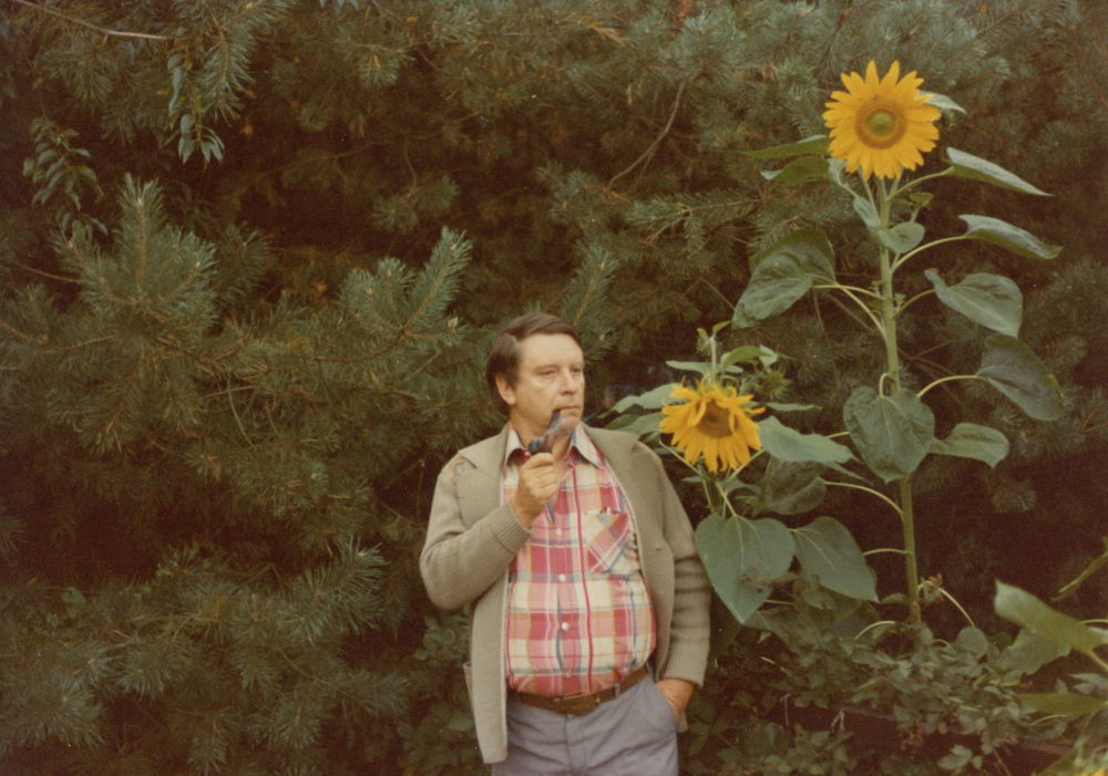 Hubert Lampo in zijn tuin in Grobbendonk