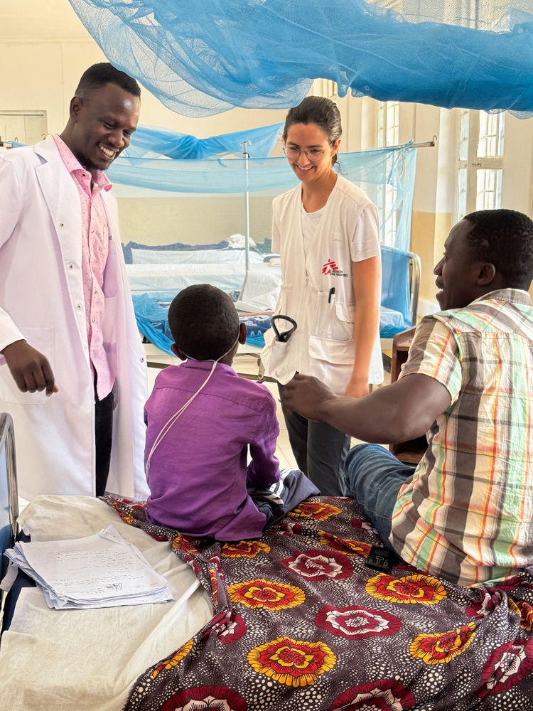 MSF pediatrician and the MoH Medical In-Charge conducting rounds in the pediatric ward at Liwale District Hospital. | Date taken: 16/10/2024| Location: Tanzania | Photographer: Godfrida Jola