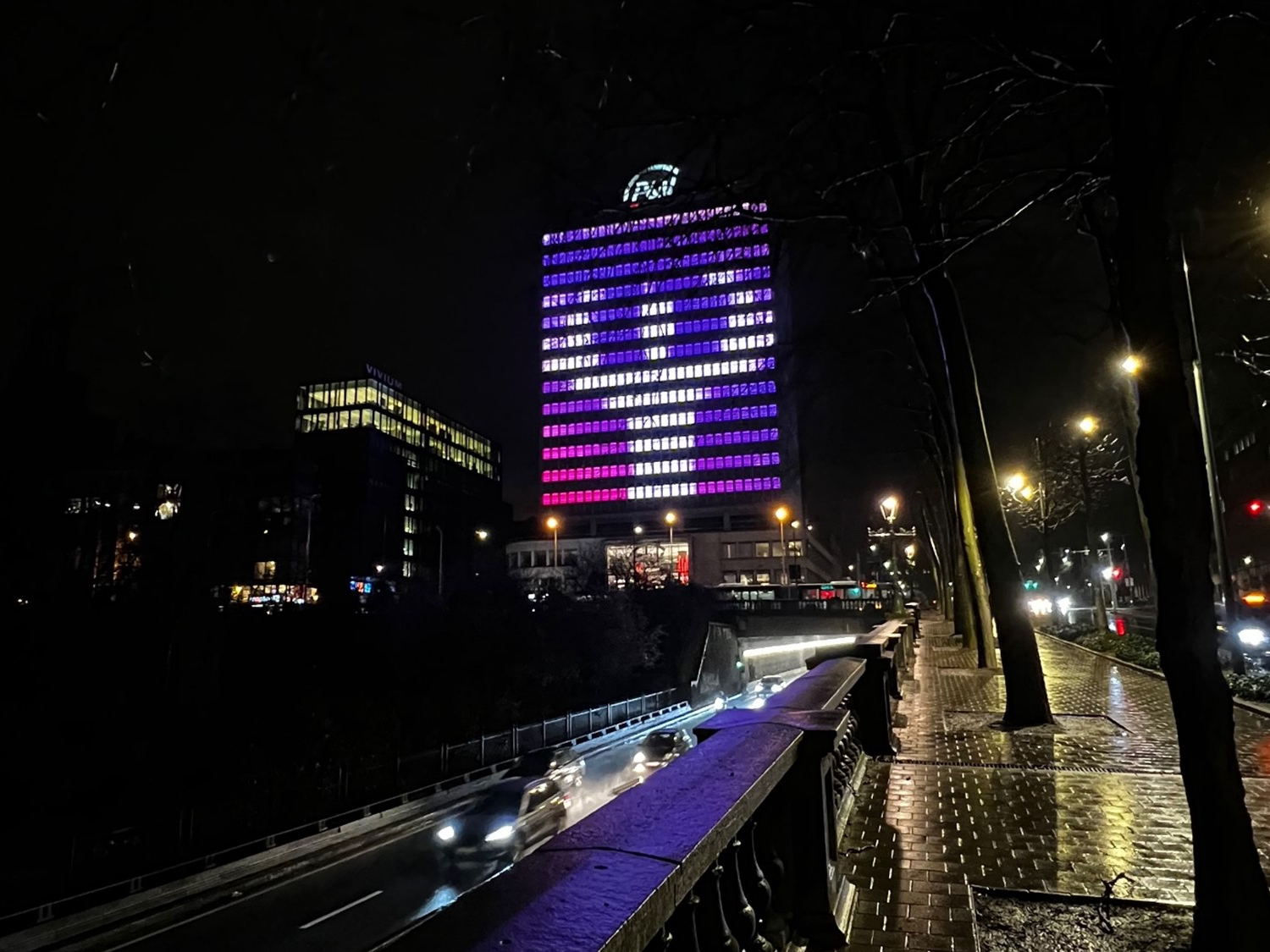 P&V Groep verlicht haar façade voor de Internationale Dag van de Rechten van de Vrouw 