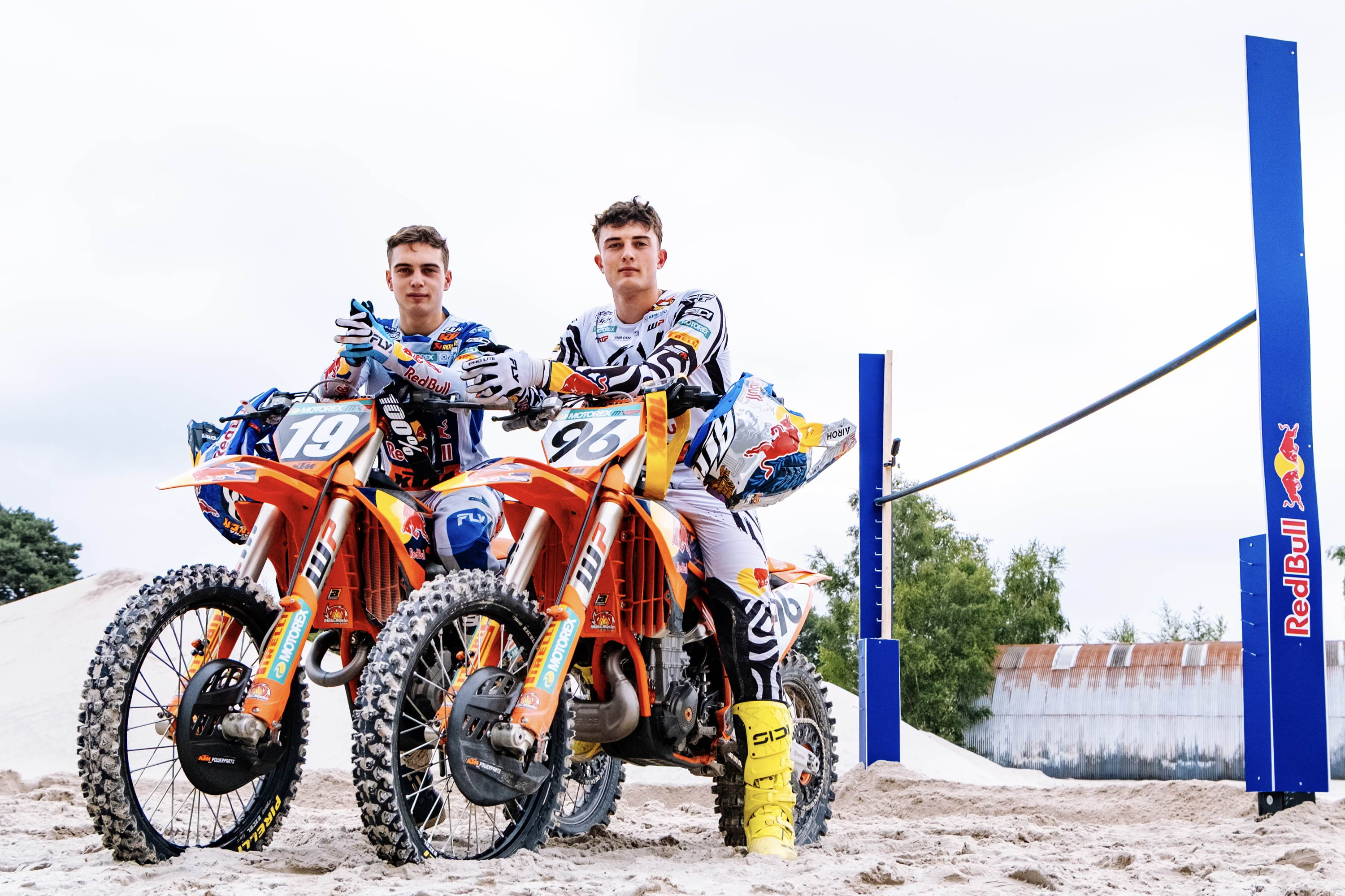 LUCAS ET SACHA COENEN ENFOURCHENT LEUR MOTO DE CROSS POUR UN LIMBO