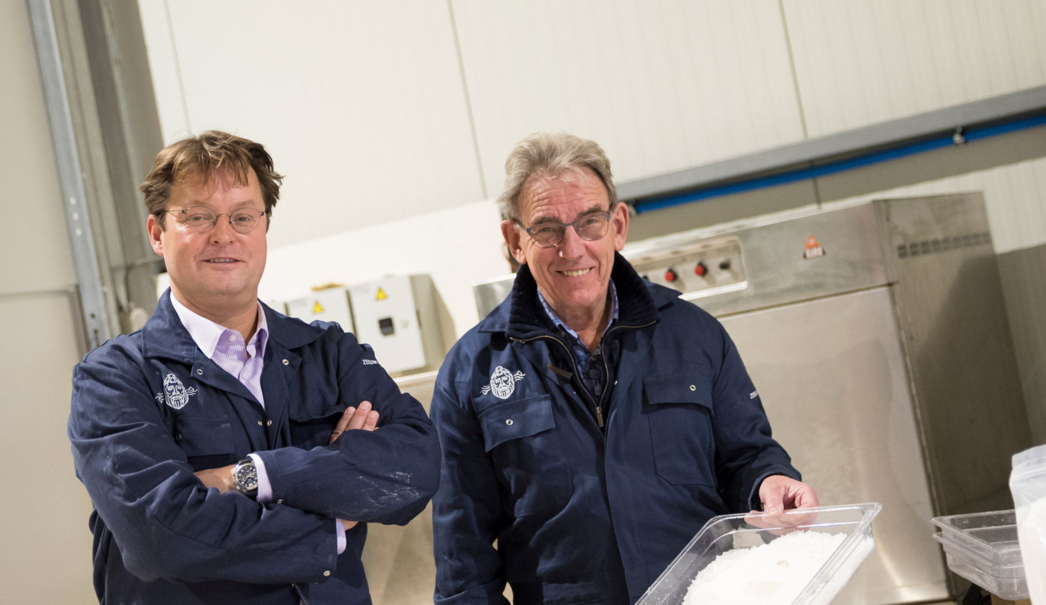 Christian en Wim werken samen aan de productie van Zeeuwsche Zoute in de Bruinisse (Fotocredit: Zeeuwsche Zoute)