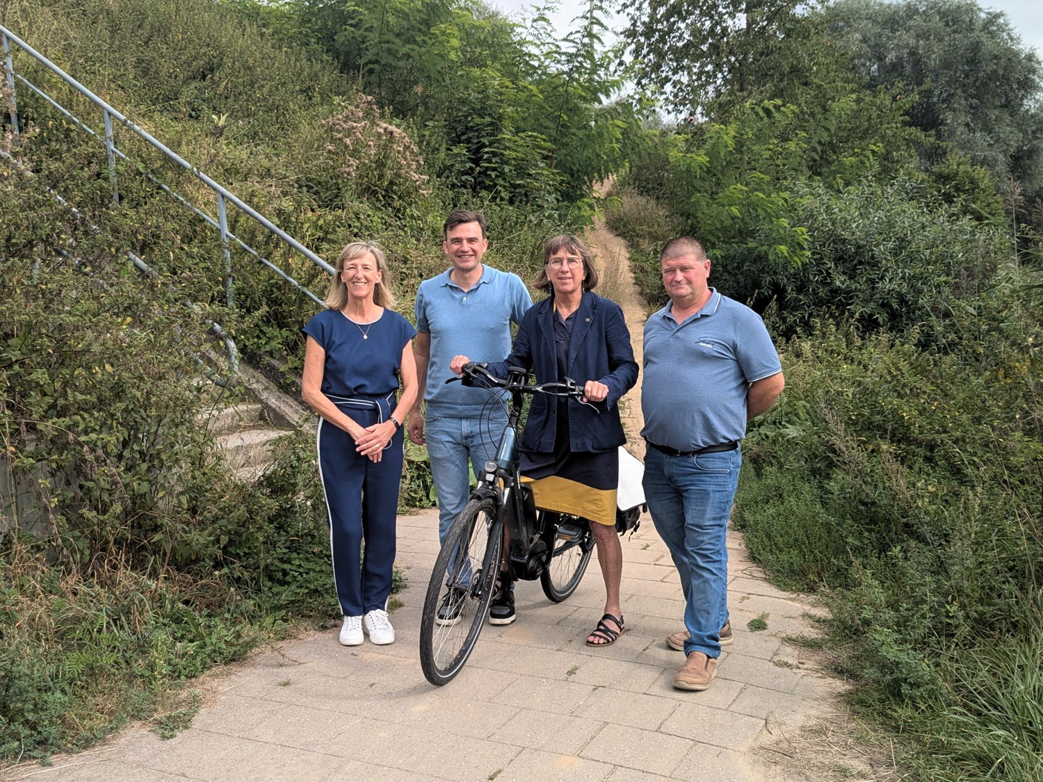 Vlnr. Elsie Sierens (burgemeester Destelbergen), Michaël Vercruyssen (schepen mobiliteit Destelbergen), gedeputeerde Riet Gillis, Dirk Gistelinck (schepen mobiliteit Melle)